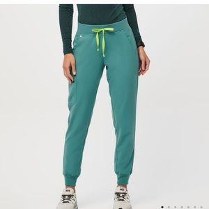 Size S jogger scrub pants in “zamora” in color “cactus